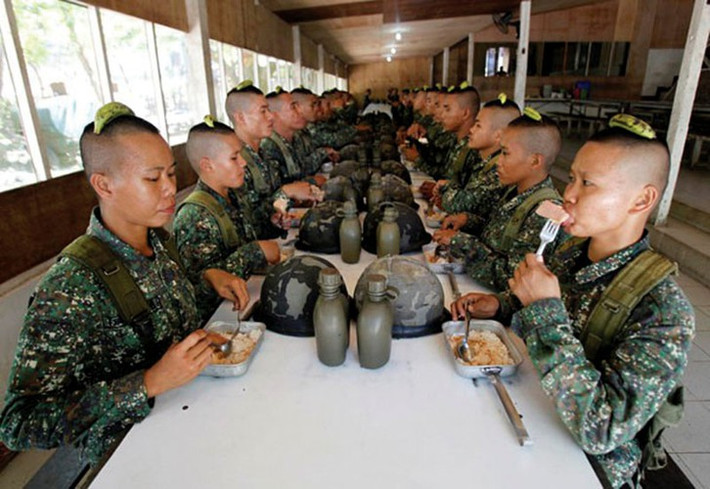 Thú vị nhất vẫn là bữa ăn của các nữa binh sĩ Philipines, họ phải đội một quả chuối trên đầu. Đây được coi là một bài rèn luyện tính kỷ luật, nếu người nào làm rơi quả chuối trên đầu, người đó sẽ phải ăn quả chuối có cả vỏ.