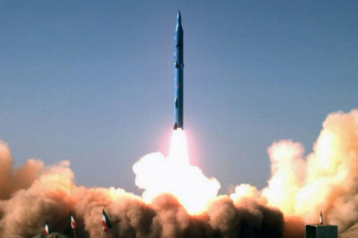 Iran luôn tỏ ý không hài lòng khi Nga gần như "bật đèn xanh" cho không quân Israel tấn công các mục tiêu của họ trên đất Syria, ngoài ra còn gây áp lực khiến lính Vệ binh cách mạng Hồi giáo của họ phải rời địa bàn trọng yếu.