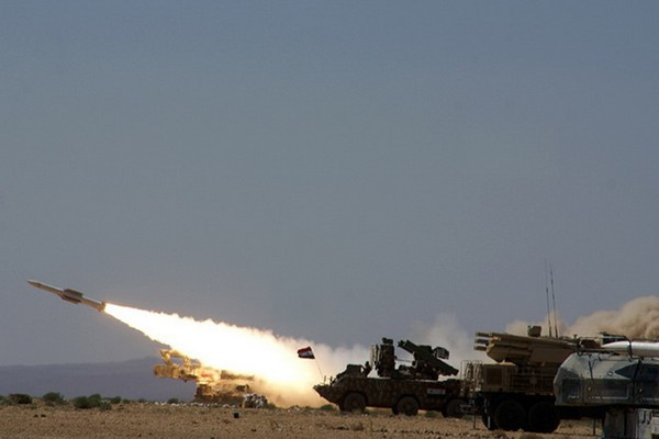 Bên cạnh S-400 thì Moskva còn muốn Riyadh hãy mua cả tổ hợp tên lửa - pháo phòng không tầm thấp Pantsir-S1 hoặc Tunguska-M1 để chống lại mục tiêu bay thấp như UAV và làm luôn cận vệ cho Triumf.