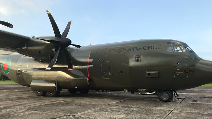 Nhờ khả năng cất hạ cánh đường băng ngắn từ các sân bay dã chiến nên ban đầu C-130 được thiết kế để làm máy bay vận tải, cứu thương và chuyển quân tiền tuyến.