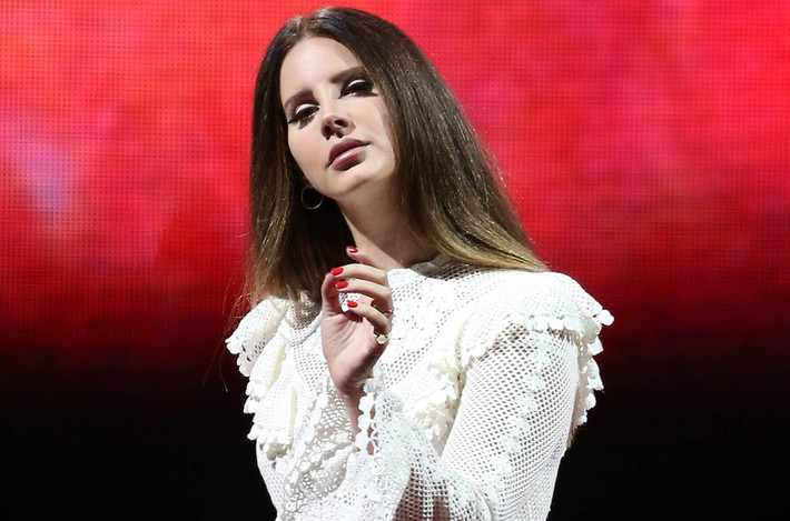 Mới đây, nữ ca sĩ Lana Del Rey đã hủy bỏ toàn bộ 8 đêm diễn trong tour lưu diễn thế giới Norman F****** Rockwell Tour vì cô bị tái phát một chứng bệnh đặc biệt và tạm thời mất đi giọng hát. Trong thông cáo gửi đến truyền thông, Lana chia sẻ: "Tôi xin lỗi vì làm mọi người thất vọng ở ngay phút cuối như vậy. Chứng bệnh bộc phát bất ngờ khiến tôi mất đi hoàn toàn giọng hát của mình ngay lúc này. Bác sĩ khuyên tôi phải nghỉ ngơi đủ 4 tuần. Tôi rất ghét việc khiến mọi người buồn thế này nhưng thực sự, tôi cần thời gian để khỏe lên. Yêu thương. Lana".