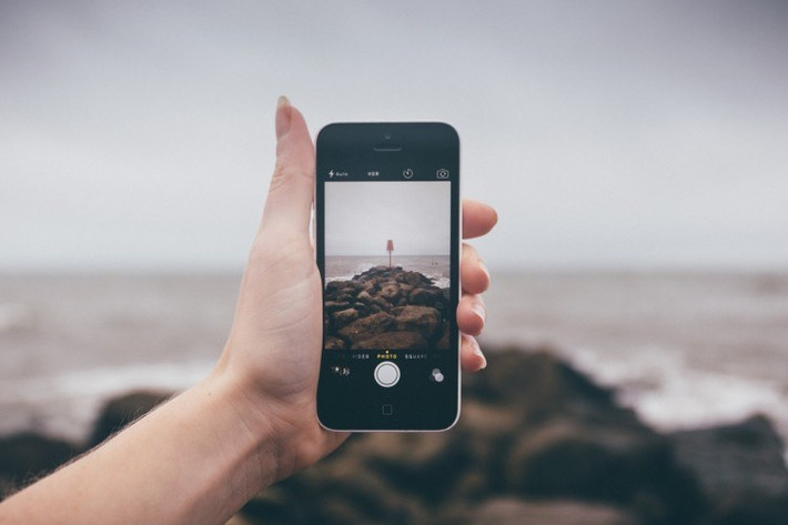 Nhắc đến việc up ảnh Facebook, không thể không ngợi khen iPhone! Chụp ảnh bằng iPhone xong, người dùng chỉ cần chỉnh nhanh vài bước trên ứng dụng ưa thích. Không đầy 1 phút sau, chúng ta có thể tha hồ ngồi “đếm like” từ những bức ảnh sống ảo trên mạng xã hội.