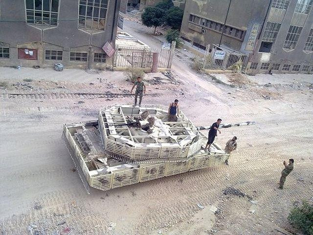 Những chiếc T-72 được "mặc áo giáp" dạng lồng thép được Quân đội chính phủ Syria đặt cho cái tên định danh là T-72 Mahmia, ngoài ra chúng còn được tích hợp thêm lớp bảo vệ làm từ dây xích và quả nặng tương tự như xe tăng Merkava của Israel.