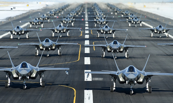 "Hiện nay, phần lớn các linh kiện của máy bay F-35 đều đang được sản xuất ở những quốc gia cách xa nước Mỹ hàng ngàn km, trong đó có cả Australia, Nhật Bản, Israel, Anh... và nếu chúng ta có quan hệ không thuận buồm xuôi gió với một trong những quốc gia đó, sẽ không có một máy bay nào được sản xuất nữa", ông chủ Nhà Trắng nói.