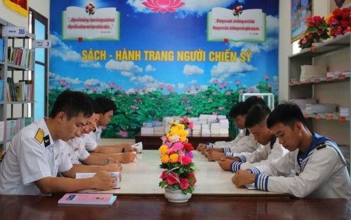 Cán bộ, chiến sĩ Lữ đoàn 127 đọc sách báo nghiên cứu, học tập.