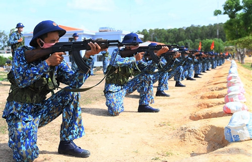 Cán bộ, chiến sĩ Tiểu đoàn 565 trên bãi tập.