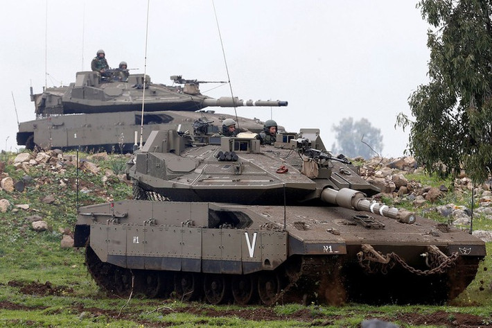 Bản thân Merkava IV cũng có các cửa thoát hiểm ở gầm và đuôi xe cho phép tổ lái thoát ly không cần lộ mình trước hỏa lực của đối phương trong trường hợp xe bị trúng đạn. Đây là điểm độc đáo mà ít dòng xe tăng chủ lực khác trên thế giới có được.