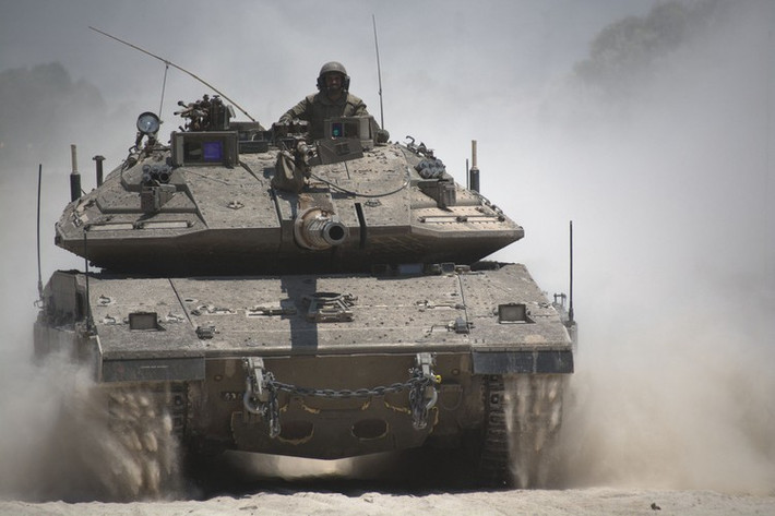 Tốc độ bắn của Merkava IV cũng rất nhanh với loạt 10 viên một lần khai hỏa. Bất cứ mục tiêu nào bị loạt bắn này của Merkava IV cũng khó thể sống sót.