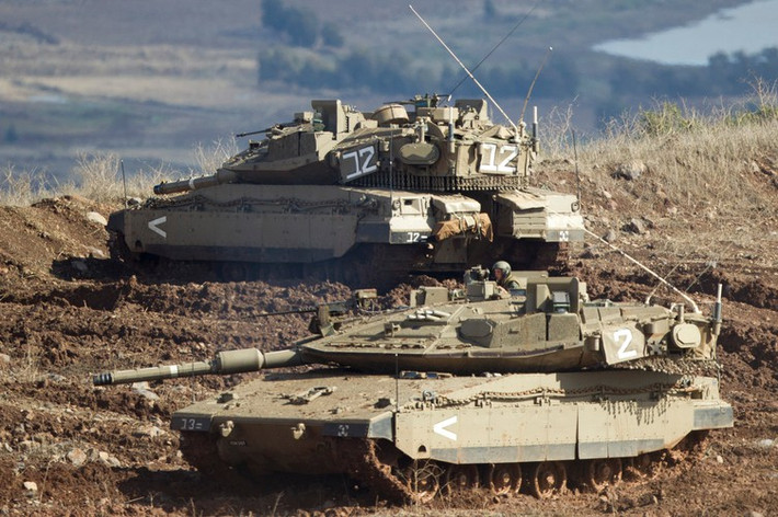 Bên cạnh giáp bảo vệ, hỏa lực của xe tăng Merkava IV cũng đáng gờm với khẩu pháo nòng trơn 120mm có thể bắn tên lửa có điều khiển tương tự như xe tăng của Nga.