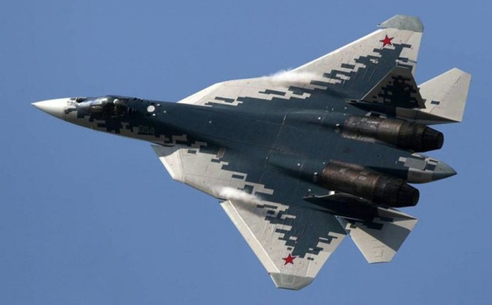Báo chí Nga cho rằng mẫu thử T-50 đã thực hiện chuyến bay đầu tiên cách đây hơn 10 năm, nhưng do nhiều vấn đề khác nhau, phiên bản đầy đủ của Su-57 vẫn chưa được chấp nhận đưa vào thành phần tác chiến.