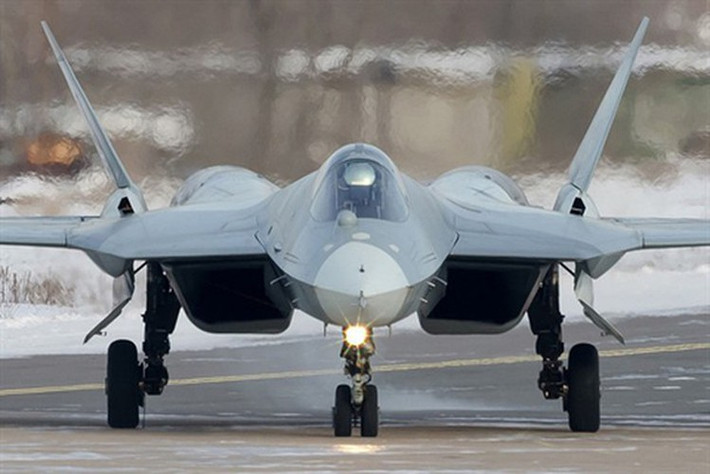 So sánh với số lượng F-35 đã tiến sát con số 1.000 chiếc trong khi Su-57 còn chưa hoàn thiện hết tính năng, đáng kể nhất là thiếu động cơ đạt chuẩn, triển vọng của tiêm kích thế hệ năm do Nga chế tạo là khá u ám.