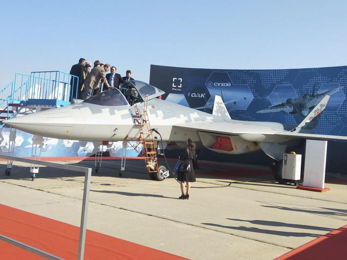 Ngoài ra một số đặc điểm thiết kế của Su-57 làm tăng khả năng nhận diện radar của nó. Chúng bao gồm lá của máy nén động cơ "nhìn" ra ngoài cửa hút gió, không có tấm che và các chi tiết khác. Do đó, Su-57 chưa thể so sánh với F-35 và F-22.