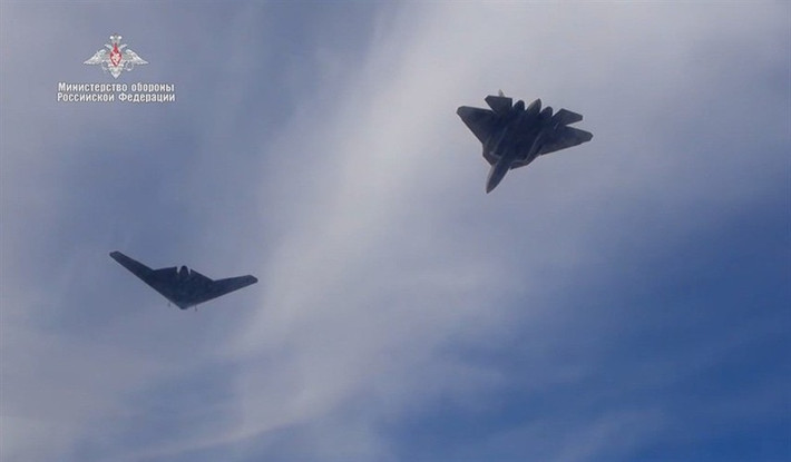 Không chỉ có vậy, Okhotnik còn phối hợp được cùng tiêm kích thế hệ năm Su-57, tạo ra biên đội tác chiến trên không cực mạnh, đủ sức xuyên thủng mọi lưới lửa phòng không đối phương.