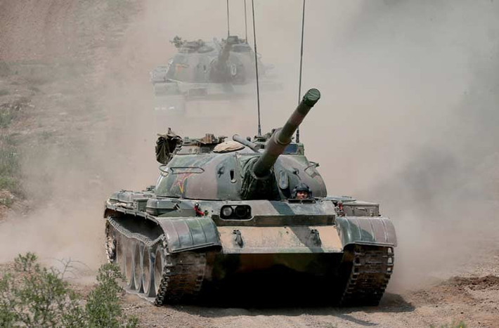 Sau khi hoàn thành phát triển dòng tăng Type 59 (dựa trên mẫu T-54A Liên Xô), Trung Quốc không còn nhận được bất kỳ sự giúp đỡ nào từ Liên Xô do mối quan hệ hai nước bắt đầu xấu đi, mà đỉnh điểm là cuộc chiến tranh biên giới Xô-Trung 1969. Vì vậy, các thế hệ tăng tiếp theo của nước này hầu như chỉ là sự cải tiến không quá vượt bậc so với dòng Type 59. Trong giai đoạn 1963-1974, Trung Quốc đã nỗ lực phát triển thế hệ tăng Type 69 - được coi là dòng xe tăng chiến đấu chủ lực đầu tiên được nước này độc lập phát triển.