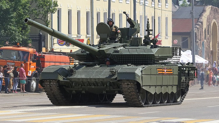 Kênh truyền hình NTV Russian News Channel cho biết, các xe tăng T-90M này được vận chuyển trực tiếp từ UralVagonZavod, đơn vị sản xuất xe tăng lớn nhất tại Nga.