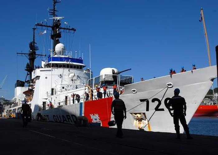 Theo giới thiệu, tàu tuần tra WHEC 726 lớp Hamilton có tên gọi USCGC John Midgett, lượng giãn nước đầy tải 3.250 tấn; chiều dài 115 m; chiều rộng 13 m; mớn nước 4,6 m; thủy thủ đoàn 160 người (20 sĩ quan, 140 thuyền viên).