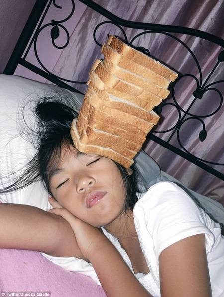 Cô bạn Jhessa Gale cũng không hề kém cạnh khi “xử đẹp” cô em gái đang ngủ ngon lành.