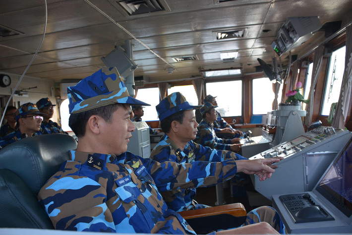Về nội dung “phối hợp hiệp đồng trong lĩnh vực hàng hải” nhằm tăng cường an ninh, an toàn hàng hải, thúc đẩy tự do hàng hải, hàng không và giao thông phù hợp với nguyên tắc cơ bản của luật pháp quốc tế được thế giới công nhận rộng rãi. Trong ảnh, thiếu tá Hoàng Duy Tân, thuyền trưởng tàu 18, tham gia chỉ huy diễn tập. Ảnh: Quân đội Nhân dân.
