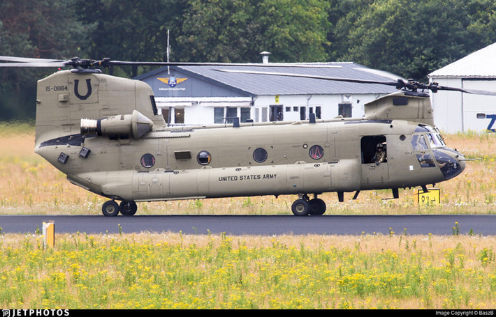 Ngay từ khi bắt đầu được biên chế vào Lục quân Mỹ từ đầu thập niên 1960, Boeing CH-47 Chinook đã được xem là máy bay vận tải chuyển quân, vũ khí và hậu cần chủ lực của quân đội Mỹ.