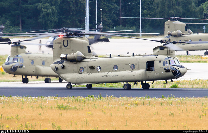Vào năm 1982, Lục quân Mỹ đã nâng cấp tất cả trực thăng Chinook thành phiên bản CH-47D với động cơ mạnh hơn, cho phép chở theo khối lượng nặng tới 9 tấn.