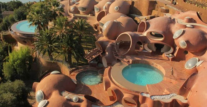 Bubble House - nhà bong bóng - nằm ở Cannes, Pháp do KTS Pierre Cardin thiết kế từ những năm 1970. Ngôi nhà có rất nhiều phòng được xây dựng trên khuôn viên 1.200 m2.
