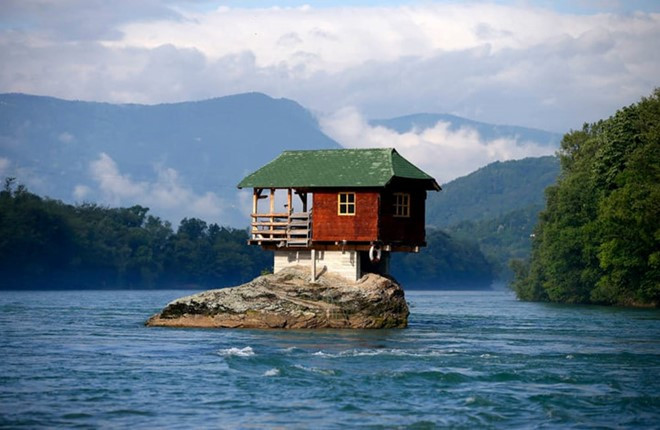 Nhà trên đá tại Serbia do những người thích bơi lội ở sông Bajina Basta xây dựng để làm nơi nghỉ chân. Họ di chuyển gỗ bằng thuyền, hoặc buộc dây thả trôi sông để đến địa điểm xây nhà.