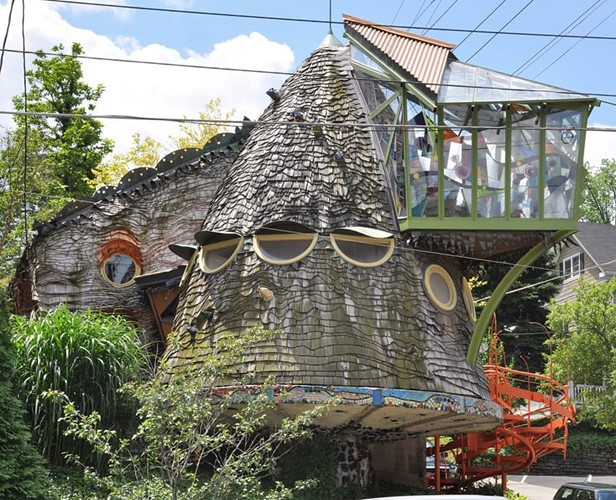 Mushroom house - nhà nấm - ở Mỹ do giáo sư - kiến trúc sư Terry Brown và 35 sinh viên của khoa Kiến trúc, Đại học Cincinnati lên ý tưởng thực hiện. Ngôi nhà giống hệt cây nấm khổng lồ này làm từ gỗ. Chỉ có một phòng ngủ nhưng nhà phải mất tới 14 năm mới hoàn thành