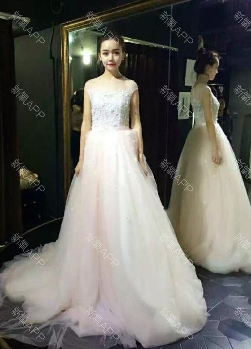 Đôi mắt to tròn cùng với một chiếc mũi cao trên khuôn mặt V-line khiến Xiaomeimei vô cùng xinh đẹp.