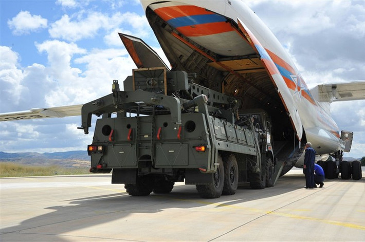 "Chính hợp đồng S-400 đã khiến Ankara không thể nhận được sự hỗ trợ từ Washington trong quá trình diễn ra chiến dịch quân sự tại Idlib, và sau đó dẫn đến cái chết của hàng chục binh sĩ Thổ Nhĩ Kỳ".