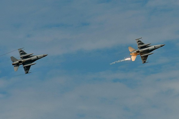 Sau đó Mỹ đã giúp Đài Loan nâng cấp một số chiếc lên phiên bản F-16V. Đây là phiên bản mạnh nhất hiện nay của tiêm kích hạng nhẹ F-16.