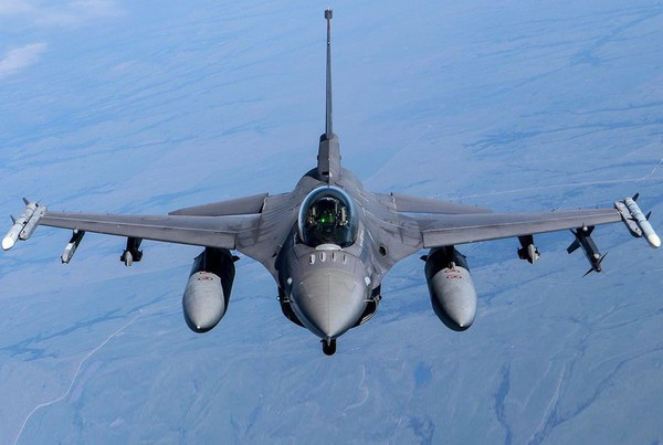 F-16V được giới chuyên môn đánh giá là tiêm kích mạnh mẽ nhất trong gia đình F-16 khi được trang bị hệ thống điện tử tối tân, có thể liên kết dữ liệu với các máy bay thế hệ thứ 5, cùng kho vũ khí trang bị thuộc loại hiện đại bậc nhất thế giới.