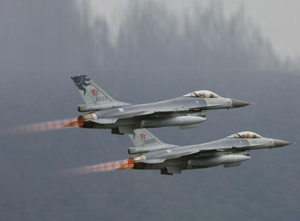 F-16V vẫn có thể mang được các loại vũ khí như các phiên bản tiền nhiệm, ngoài ra nó còn có thể trang bị những vũ khí chính xác công nghệ cao giống như các máy bay thế hệ thứ 5.
