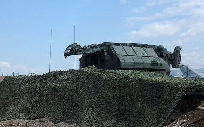 Trang Avia-pro thông báo: "Hệ thống phòng không Tor-M2U triển khai bảo vệ căn cứ không quân Hmeimim ở Syria đã thay thế Pantsir-S1 bắn hạ 3 máy bay không người lái đối phương".