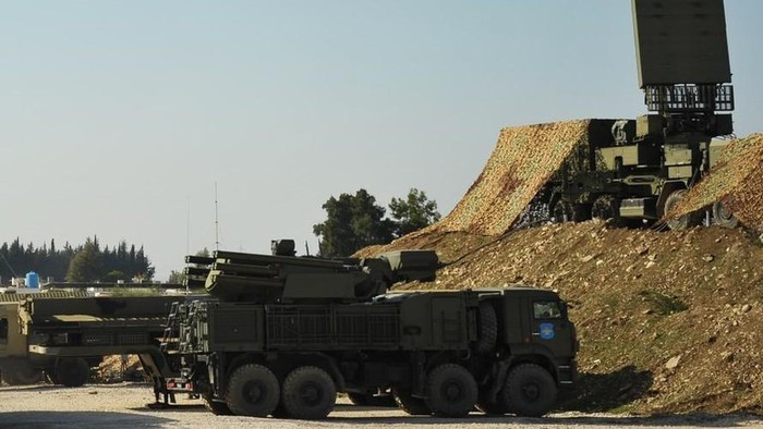 Thổ Nhĩ Kỳ từng bố trí hệ thống tác chiến điện tử Koral ở tỉnh Idlib và Ankara nói rằng họ đã tìm ra cách chế áp Pantsir-S1 dựa trên kinh nghiệm ở Libya, nhiều khả năng Koral thực sự phát huy tác dụng trong cuộc tấn công vào căn cứ Hmeimim.