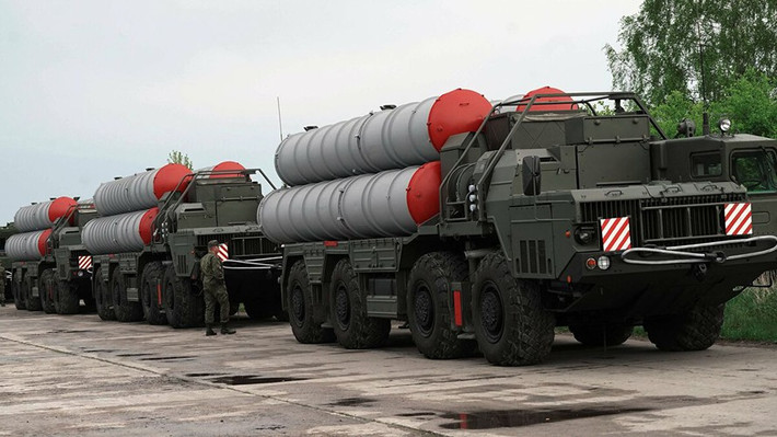 "Nhưng nếu bạn đặt S-400 ở độ cao lớn thì địa hình đồi núi lại có thể gây ra hiệu ứng tiêu cực, khi không cho phép chúng phát hiện máy bay đang hoạt động ở độ cao khoảng 5 km", ông Thakur bình luận.