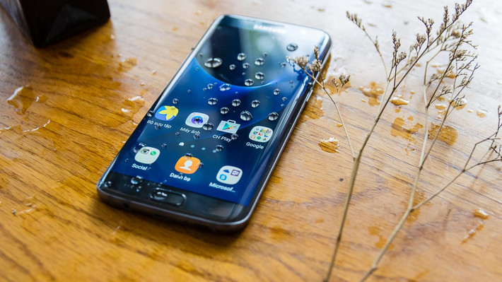 Samsung Galaxy S7, Samsung Galaxy S7 Edge, Sony Xperia Z5 Dual, Sony Xperia M5 Dual, Sony Xperia M5 (Single SIM)... là những mẫu điện thoại có giá rất dễ chịu hiện nay nhưng lại có khả năng chống nước cực tốt. Tất cả đều có thể trở thành một lựa chọn trong tháng Ngâu năm nay.