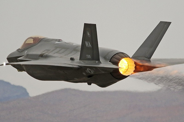 Ở chế độ tàng hình những chiếc F-35A có khả năng mang theo 2,5 tấn vũ khí bao gồm bom thông minh và các loại tên lửa.