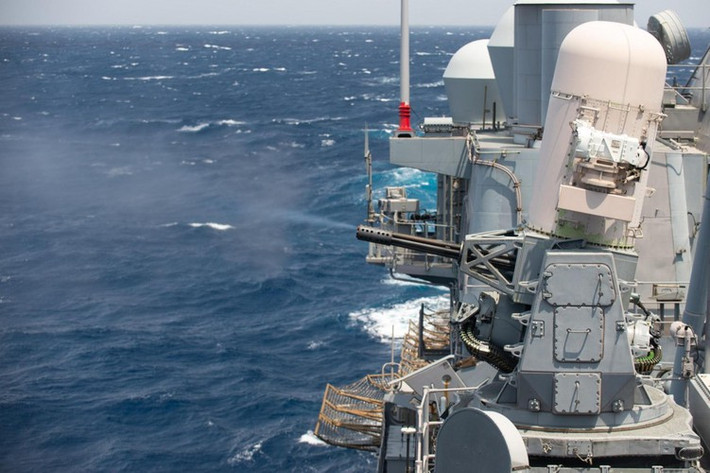 Hai hệ thống phòng thủ tầm cực gần (CIWS) Phalanx, gồm 1 pháo 6 nòng, cỡ nòng 20 mm. Pháo có tốc độ bắn tới 5.000 viên/phút, được sử dụng cho nhiệm vụ đánh chặn tên lửa và vũ khí dẫn đường của đối phương nhắm vào tàu chiến.