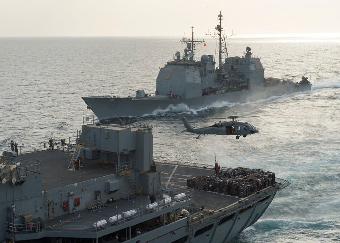Phần boong sau của tàu có sàn đáp và nhà chứa cho 2 trực thăng MH-60 Seahawk.