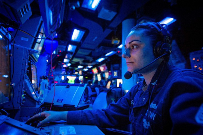 USS Bunker Hill trang bị hệ thống chiến đấu tối tân Aegis, với cảm biến chính là radar AN/SPY-1B. Nó là một trong những radar hàng hải tốt nhất thế giới. Radar hoạt động ở băng tần S, có thể phát hiện mục tiêu cỡ quả bóng gofl ở cự ly 165 km, phát hiện tên lửa đạn đạo ở cự ly 300 km.