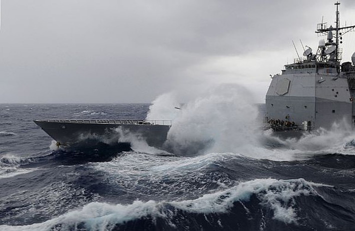 Trước khi tàu USS Bunker Hill áp sát Trường Sa (Việt Nam), tàu khu trục USS Barry cũng đã áp sát quần đảo Hoàng Sa thuộc chủ quyền của Việt Nam, đang bị Trung Quốc chiếm đóng phi pháp.