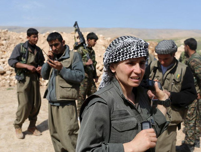 Các tiểu đoàn của YPJ trong đó có những nữ chiến binh người Kurd thường trú ẩn trong những ngôi nhà bỏ hoang của các gia đình tị nạn.