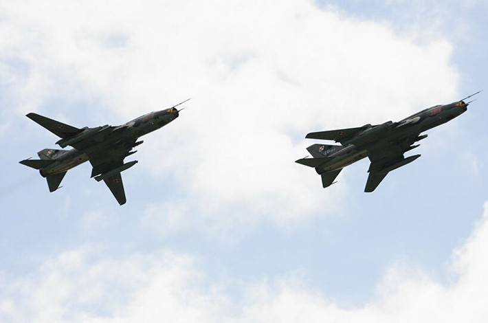 Nhiệm vụ chính thiết kế ban đầu của máy bay Su-22 là chi viện hỏa lực đường không tầm thấp nên vũ khí chủ yếu phục vụ cho tấn công mặt đất, vì thế việc nâng cấp để chúng có thể tác chiến đa năng vẫn rất hạn chế.