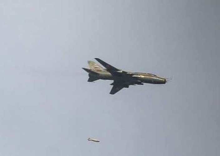Mặt khác do khung thân của Su-22 được chế tạo với cửa hút khí ở mũi khiến cho việc trang bị thiết bị điện tử bị hạn chế do thiếu không gian.