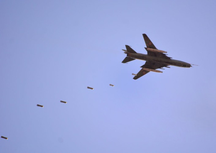 Tải trọng tối đa của Su-22 chỉ ở mức 4 tấn vũ khí trong khi phiên bản F/A-18C/D đã mang tới 7 tấn, thậm chí ở phiên bản F/A-18E/F có thể mang tới hơn 8 tấn vũ khí, gấp đôi so với Su-22.