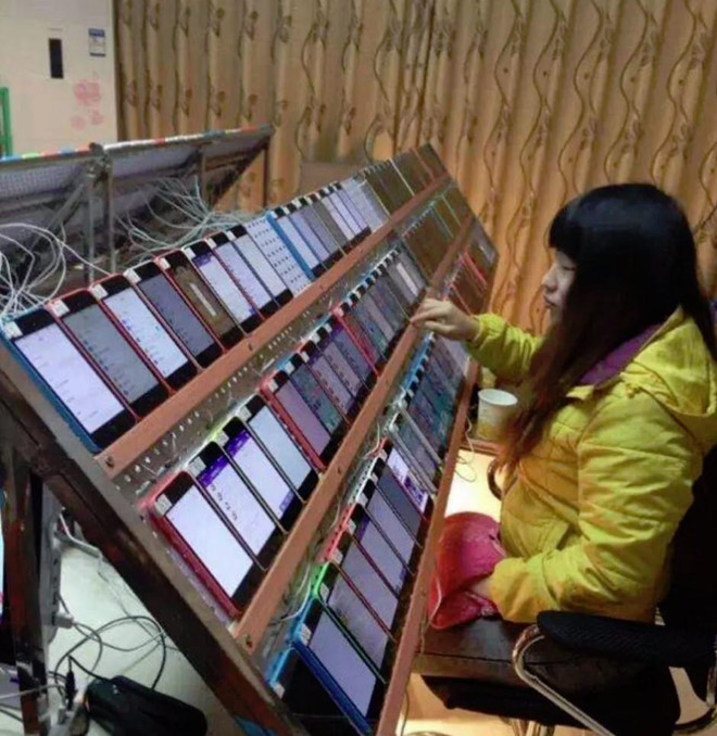 Để xây dựng một "trại cày view" như thế này tốn khá nhiều công sức và tiền. Họ cần tiền để mua hàng trăm điện thoại cũ, xây dựng hệ thống máy chủ, mua phần mềm. Bên cạnh đó, chủ "trang trại" còn phải mua tài khoản Apple xịn, tức là tài khoản đã có nhiều tương tác trên ứng dụng. Ảnh: Weibo.
