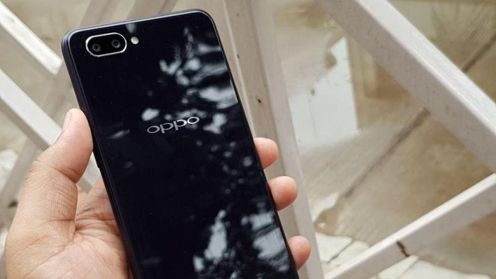 1. OPPO A3S. OPPO A3S là một smartphone từng khiến rất nhiều người hài lòng khi đánh giá về camera của nó. Thời điểm ra mắt, đây cũng là một sản phẩm với mức giá cực kì tốt, đánh bật mọi sản phẩm cùng tầm giá.