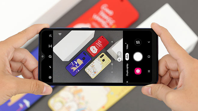 Camera trước của thiết bị được tích hợp thêm nhiều chế độ chụp ảnh độc đáo và thú vị với 5MP, giúp người dùng thỏa mãn đam mê chụp ảnh của mình.