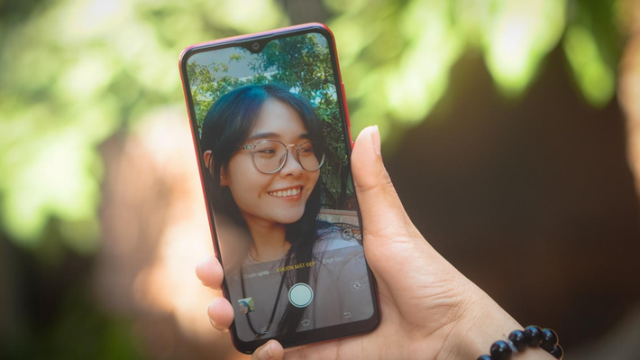 Camera trước có độ phân giải 5 MP có chế độ chụp làm đẹp giúp bạn có thể tự tin tự sướng cho những tấm ảnh đẹp khoe với người thân và bạn bè. Nói tóm lại, Vivo Y91C có thể đáp ứng đầy đủ và cơ bản nhất các nhu cầu "sống ảo" của người dùng.