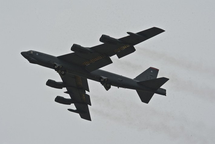 B-52 là loại máy bay ném bom phản lực hạng nặng do hãng Boeing sản xuất theo đơn đặt hàng của Lầu Năm Góc để làm nhiệm vụ ném bom hạt nhân trong chiến tranh toàn cầu.